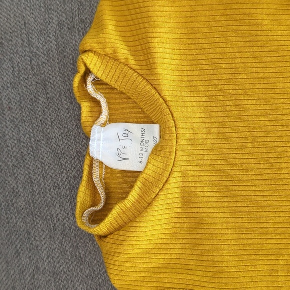 Vi & Jax Ribbed Crew neck - Picture 2 of 4